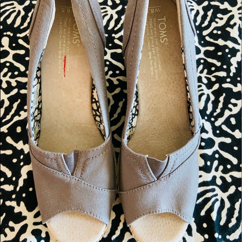 Toms NWT peep toe espadrilles 8.5